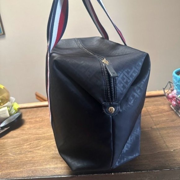 Tommy Hilfiger Weekender Tote Bag Black w/ Compartments and Handles - Picture 16 of 16